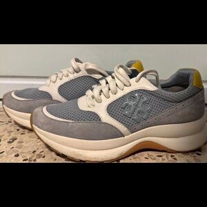 Tenis Tory ambos por ese precio size 8